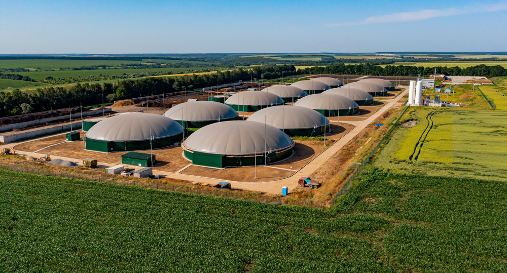 Vista aérea de uma usina de biogás onde ocorre a produção sustentável de biocombustíveis.
