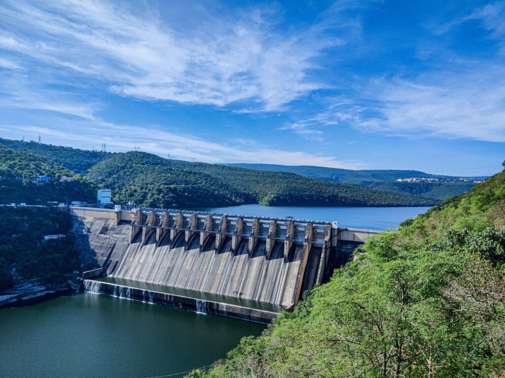 Vista da barragem de uma usina hidrelétrica de grande porte