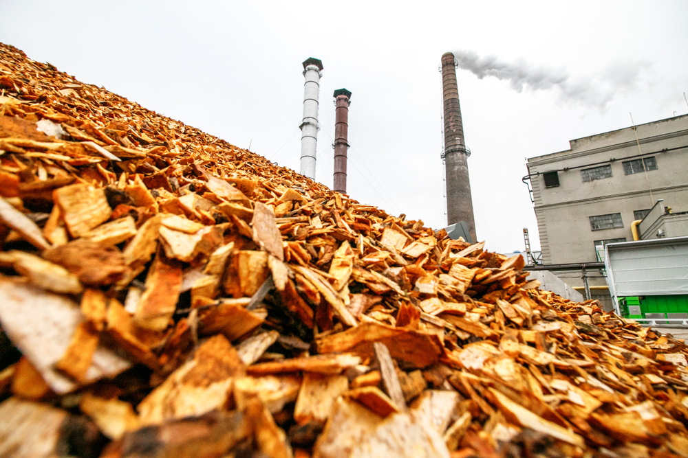 Vista de uma fábrica de geração de energia biomassa localizada na Lituânia, que utiliza resíduos de madeira como fonte de eletricidade e calor.