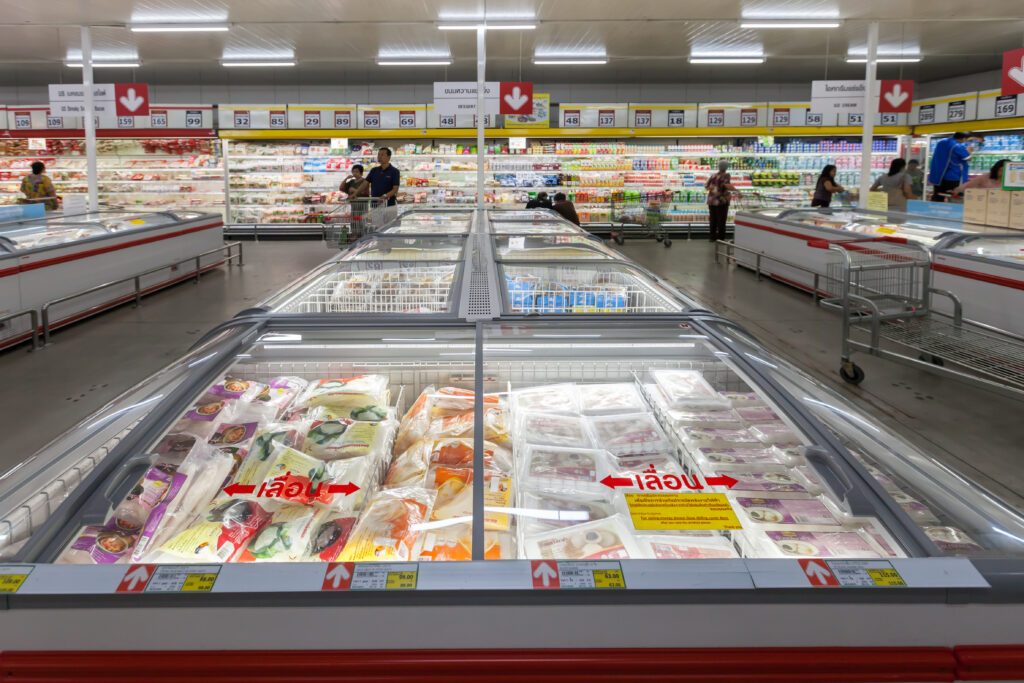 Supermercado com luz de geladeiras ligadas constantemente podem gerar menos gastos ao migrar para o mercado livre