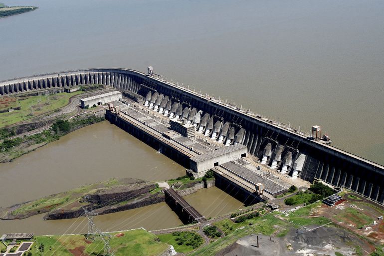 Imagem aérea da usina hidrelétrica de Itaipu