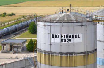 Tanque de armazenamento de etanol com plantação no fundo